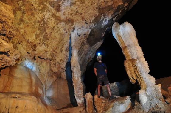 Observando as gigantescas formações em Terra Ronca 1, no P.E. de Terra Ronca, região de São Domingos - GO